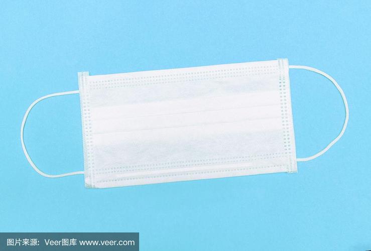红色背景下的医用口罩 俯视图中的预防面具